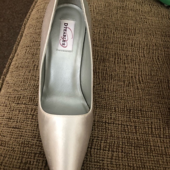 Dyeables debutante satin white pumps high heels size 9B NEW WITH DEFECTS - Picture 2 of 8